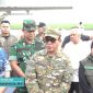 Bupati Bandung Dadang Supriatna memberikan keterangan tentang bibit pohon yang akan ditebar dengan sistem aeroseeding menggunakan pesawat Cassa 212 milik TNI AU, Sabtu (30/1/2026). Foto: SC Prokopim Kab Bandung
