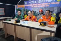 Petugas SAR gabungan mengoperasikan alat berat saat proses pencarian korban longsor di Desa Pasirlangu, Kecamatan Cisarua, Kabupaten Bandung Barat, Minggu (1/2/2026). Foto: Humas Jabar