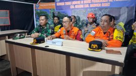 Petugas SAR gabungan mengoperasikan alat berat saat proses pencarian korban longsor di Desa Pasirlangu, Kecamatan Cisarua, Kabupaten Bandung Barat, Minggu (1/2/2026). Foto: Humas Jabar