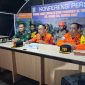 Petugas SAR gabungan mengoperasikan alat berat saat proses pencarian korban longsor di Desa Pasirlangu, Kecamatan Cisarua, Kabupaten Bandung Barat, Minggu (1/2/2026). Foto: Humas Jabar