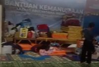 Sejumlah warga dan anak-anak pengungsi beraktivitas di dalam GOR Desa Pasirlangu yang kini menjadi pusat pengungsian utama sementara aula desa dialihfungsikan sebagai pusat penyimpanan logistik bantuan. Foto: Istimewa