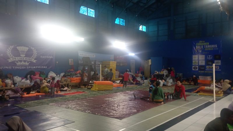 Kondisi terkini di tempat pengungsian warga terdampak longsor di Desa Pasirlangu, Kecamatan Cisarua, Kabupaten Bandung Barat. Foto: Istimewa.