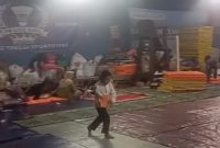 Warga penyintas bencana longsor saat berada di posko pengungsian GOR Desa Pasirlangu, Kecamatan Cisarua, Kabupaten Bandung Barat, pada hari ke-11 setelah kejadian. Saat ini terdapat 166 jiwa dari 55 kepala keluarga yang mengungsi, termasuk lansia dan anak-anak, setelah sekitar 34 rumah di wilayah Babakan tertimbun material longsor. Foto: Istimewa