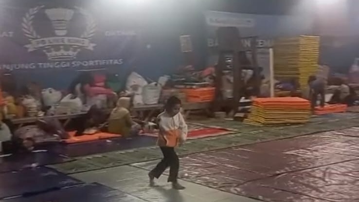 Warga penyintas bencana longsor saat berada di posko pengungsian GOR Desa Pasirlangu, Kecamatan Cisarua, Kabupaten Bandung Barat, pada hari ke-11 setelah kejadian. Saat ini terdapat 166 jiwa dari 55 kepala keluarga yang mengungsi, termasuk lansia dan anak-anak, setelah sekitar 34 rumah di wilayah Babakan tertimbun material longsor. Foto: Istimewa