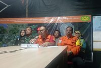 Kepala Kantor SAR Bandung, Ade Dian Permana, memberikan keterangan pers kepada awak media mengenai perkembangan hari ke-11 operasi SAR bencana tanah longsor di Cisarua, Kabupaten Bandung Barat, Selasa (3/2/2026). Dalam kesempatan tersebut, ia mengonfirmasi penemuan dua jenazah tambahan di Worksite B2. Foto: Istimewa