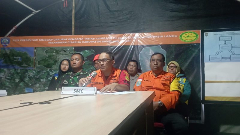 Kepala Kantor SAR Bandung, Ade Dian Permana, memberikan keterangan pers kepada awak media mengenai perkembangan hari ke-11 operasi SAR bencana tanah longsor di Cisarua, Kabupaten Bandung Barat, Selasa (3/2/2026). Dalam kesempatan tersebut, ia mengonfirmasi penemuan dua jenazah tambahan di Worksite B2. Foto: Istimewa