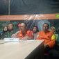 Kepala Kantor SAR Bandung, Ade Dian Permana, memberikan keterangan pers kepada awak media mengenai perkembangan hari ke-11 operasi SAR bencana tanah longsor di Cisarua, Kabupaten Bandung Barat, Selasa (3/2/2026). Dalam kesempatan tersebut, ia mengonfirmasi penemuan dua jenazah tambahan di Worksite B2. Foto: Istimewa
