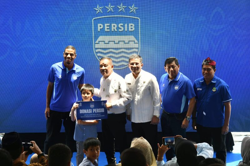 Doa bersama Persib Bandung di Stadion GBLA jelang Ramadan 1447 H, dihadiri Wakil Gubernur Jawa Barat Erwan Setiawan, manajemen klub, pemain, bobotoh, serta anak yatim sebagai simbol ikhtiar spiritual dan target juara musim 2025/2026. Foto: Humas Jabar