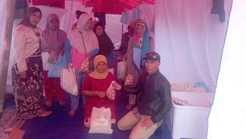 Bencana longsor terjadi di Desa Sukajaya, Kecamatan Lembang, Kabupaten Bandung Barat. Di Kampung Sukadami, sepasang suami istri dilaporkan meninggal dunia setelah tertimbun material longsoran yang terjadi.