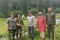 Kepala Dinas Pendidikan Jawa Barat bersama relawan dan peserta kegiatan menanam bambu di kawasan aliran sungai sebagai bagian dari edukasi cinta lingkungan. Gerakan ini menjadi contoh pembelajaran langsung bagi generasi muda bahwa menjaga alam adalah investasi masa depan yang dimulai sejak dini. Foto: Disdik Jabar
