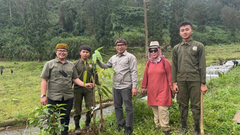 Kepala Dinas Pendidikan Jawa Barat bersama relawan dan peserta kegiatan menanam bambu di kawasan aliran sungai sebagai bagian dari edukasi cinta lingkungan. Gerakan ini menjadi contoh pembelajaran langsung bagi generasi muda bahwa menjaga alam adalah investasi masa depan yang dimulai sejak dini. Foto: Disdik Jabar