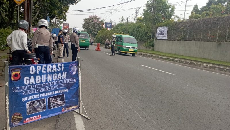 Petugas Satlantas Polresta Bandung saat memberikan edukasi dan memeriksa kelengkapan surat-surat kendaraan pengendara dalam Operasi Keselamatan Lodaya 2026 di wilayah Soreang, Senin (9/2/2026). Operasi ini memprioritaskan penindakan ETLE bagi pelanggar lalu lintas. Foto: AW/Kabar Pajajaran