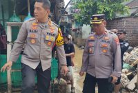 Kapolresta Bandung Kombes Pol Aldi Subartono turun langsung membantu membersihkan lumpur di rumah warga terdampak banjir akibat jebolnya tanggul Sungai Cisunggalah di Desa Bojong, Kecamatan Majalaya, Kabupaten Bandung, Kamis (12/2/2026). Foto: Istimewa