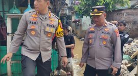 Kapolresta Bandung Kombes Pol Aldi Subartono turun langsung membantu membersihkan lumpur di rumah warga terdampak banjir akibat jebolnya tanggul Sungai Cisunggalah di Desa Bojong, Kecamatan Majalaya, Kabupaten Bandung, Kamis (12/2/2026). Foto: Istimewa