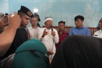 Gubernur Jawa Barat Dedi Mulyadi berdialog dengan warga korban banjir di Aula Desa Sukahurip, Kecamatan Pamarican, Kabupaten Ciamis, Rabu (25/2/2026), sekaligus menyerahkan bantuan Rp5 juta per kepala keluarga yang disalurkan langsung ke rekening penerima tanpa potongan. Foto: Humas Jabar