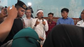 Gubernur Jawa Barat Dedi Mulyadi berdialog dengan warga korban banjir di Aula Desa Sukahurip, Kecamatan Pamarican, Kabupaten Ciamis, Rabu (25/2/2026), sekaligus menyerahkan bantuan Rp5 juta per kepala keluarga yang disalurkan langsung ke rekening penerima tanpa potongan. Foto: Humas Jabar