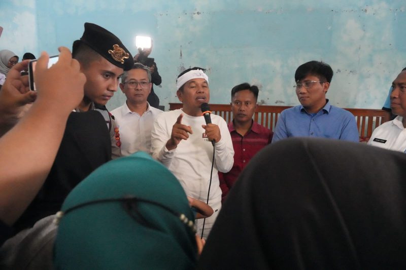 Gubernur Jawa Barat Dedi Mulyadi berdialog dengan warga korban banjir di Aula Desa Sukahurip, Kecamatan Pamarican, Kabupaten Ciamis, Rabu (25/2/2026), sekaligus menyerahkan bantuan Rp5 juta per kepala keluarga yang disalurkan langsung ke rekening penerima tanpa potongan. Foto: Humas Jabar