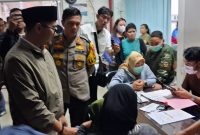 Wakil Walikota Cimahi, Adhitia Yudisthira, saat menjenguk salah satu siswa yang diduga mengalami keracunan menu Makan Bergizi Gratis di RSUD Cibabat, Rabu (25/2/2026) malam. Sebanyak 24 siswa dilarikan ke rumah sakit setelah mengeluhkan mual dan muntah hebat. Foto: Dok. Istimewa