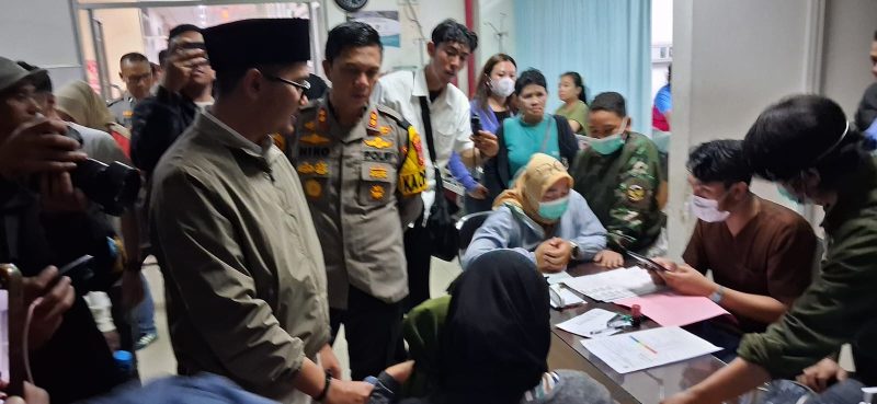 Wakil Walikota Cimahi, Adhitia Yudisthira, saat menjenguk salah satu siswa yang diduga mengalami keracunan menu Makan Bergizi Gratis di RSUD Cibabat, Rabu (25/2/2026) malam. Sebanyak 24 siswa dilarikan ke rumah sakit setelah mengeluhkan mual dan muntah hebat. Foto: Dok. Istimewa