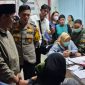 Wakil Walikota Cimahi, Adhitia Yudisthira, saat menjenguk salah satu siswa yang diduga mengalami keracunan menu Makan Bergizi Gratis di RSUD Cibabat, Rabu (25/2/2026) malam. Sebanyak 24 siswa dilarikan ke rumah sakit setelah mengeluhkan mual dan muntah hebat. Foto: Dok. Istimewa