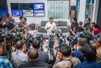 Sekretaris Kabinet Teddy Indra Wijaya menyampaikan keterangan pers di hadapan awak media di lingkungan Istana Kepresidenan Jakarta, pada Jumat, 27 Februari 2026. Foto: setkab.go.id