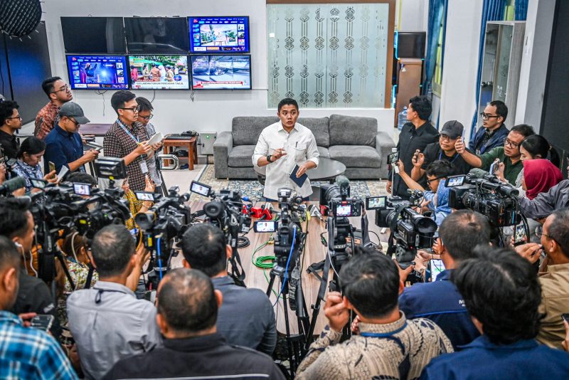 Sekretaris Kabinet Teddy Indra Wijaya menyampaikan keterangan pers di hadapan awak media di lingkungan Istana Kepresidenan Jakarta, pada Jumat, 27 Februari 2026. Foto: setkab.go.id
