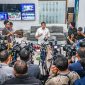 Sekretaris Kabinet Teddy Indra Wijaya menyampaikan keterangan pers di hadapan awak media di lingkungan Istana Kepresidenan Jakarta, pada Jumat, 27 Februari 2026. Foto: setkab.go.id