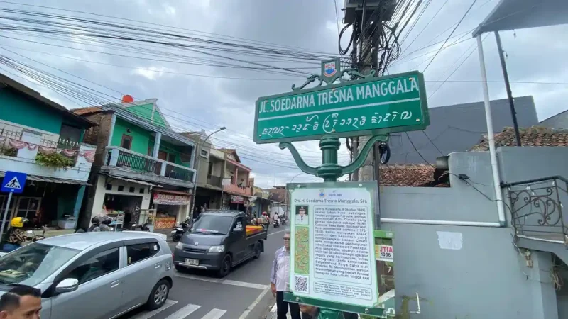 Jalan Soedarna Tresna Manggala, salah satu nama jalan yang baru diresmikan oleh Walikota Cimahi, Ngatiyana, sebagai bentuk penghormatan dan penghargaan terhadap tokoh sejarah. Foto: Tribun Jabar