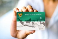 Warga Memperlihatkan Kartu Indonesia Sehat (Google)