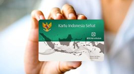 Warga Memperlihatkan Kartu Indonesia Sehat (Google)