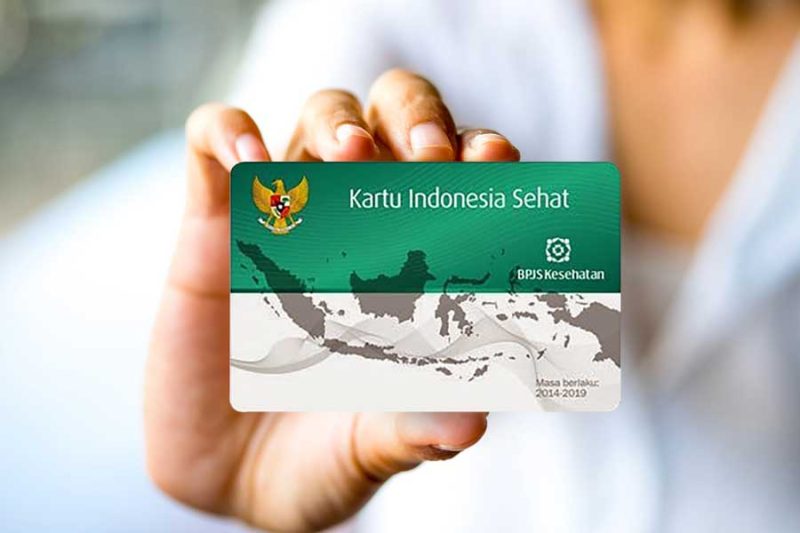 Warga Memperlihatkan Kartu Indonesia Sehat (Google)