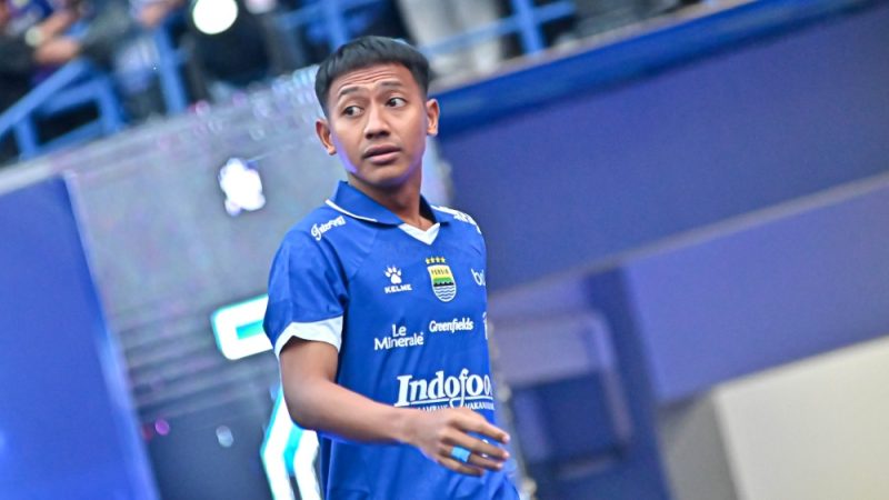 OPTIMISME TINGGI: Gelandang Persib Bandung, Beckham Putra Nugraha menjelang laga krusial leg kedua babak 16 besar AFC Champions League 2 melawan Ratchaburi FC pada 18 Februari mendatang, Beckham menegaskan kesiapan mental tim untuk membalikkan keadaan di hadapan pendukung sendiri di Stadion GBLA. Foto: ligaindonesiabaru.com
