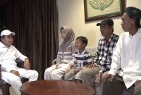 Gubernur Jawa Barat Dedi Mulyadi mendatangi Ajat Sudrajat, penjual es gabus yang sempat viral usai dituduh menjual es berbahan spons oleh oknum anggota TNI dan Polri. Pertemuan itu dilakukan untuk mengetahui langsung kondisi yang dialami Sudrajat. Foto: KDM Channel