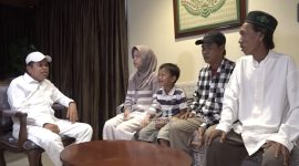 Gubernur Jawa Barat Dedi Mulyadi mendatangi Ajat Sudrajat, penjual es gabus yang sempat viral usai dituduh menjual es berbahan spons oleh oknum anggota TNI dan Polri. Pertemuan itu dilakukan untuk mengetahui langsung kondisi yang dialami Sudrajat. Foto: KDM Channel