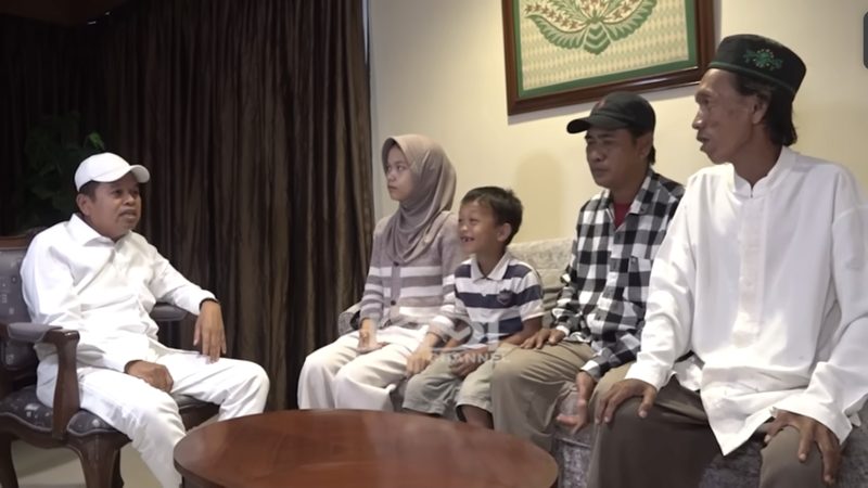 Gubernur Jawa Barat Dedi Mulyadi mendatangi Ajat Sudrajat, penjual es gabus yang sempat viral usai dituduh menjual es berbahan spons oleh oknum anggota TNI dan Polri. Pertemuan itu dilakukan untuk mengetahui langsung kondisi yang dialami Sudrajat. Foto: KDM Channel