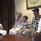 Gubernur Jawa Barat Dedi Mulyadi mendatangi Ajat Sudrajat, penjual es gabus yang sempat viral usai dituduh menjual es berbahan spons oleh oknum anggota TNI dan Polri. Pertemuan itu dilakukan untuk mengetahui langsung kondisi yang dialami Sudrajat. Foto: KDM Channel