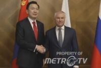 Ketua Duma Negara Rusia Viacheslav Volodin saat melakukan pertemuan bilateral dengan Ketua Parlemen Mongolia Nyam-Osorin Uchral di Moskow untuk membahas penguatan sistematisasi kerja sama antar-lembaga negara. Foto: Metro TV