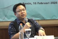 Founder dan Peneliti Utama Burhanuddin Muhtadi memaparkan hasil survei “Setahun KDM dan Evaluasi Publik atas Kinerja Pemprov Jawa Barat” di Kota Bandung, Senin (16/2/2026). Survei mencatat mayoritas warga Jawa Barat puas terhadap kinerja Gubernur Dedi Mulyadi dan Wakil Gubernur Erwan Setiawan selama satu tahun pemerintahan. Foto: indikator.co.id