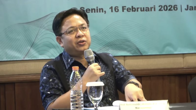 Founder dan Peneliti Utama Burhanuddin Muhtadi memaparkan hasil survei “Setahun KDM dan Evaluasi Publik atas Kinerja Pemprov Jawa Barat” di Kota Bandung, Senin (16/2/2026). Survei mencatat mayoritas warga Jawa Barat puas terhadap kinerja Gubernur Dedi Mulyadi dan Wakil Gubernur Erwan Setiawan selama satu tahun pemerintahan. Foto: indikator.co.id