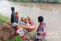 Upaya pencarian terhadap Enok (41), warga Kampung Cijagra RT 02 RW 01, Desa Cilame, Kecamatan Kutawaringin, Kabupaten Bandung, akhirnya membuahkan hasil. Korban ditemukan dalam kondisi meninggal dunia setelah empat hari dilakukan pencarian. Foto: Warta Pajajaran