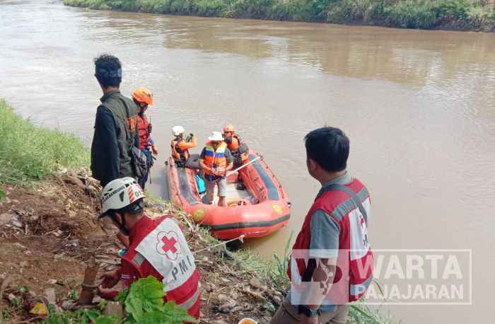 Upaya pencarian terhadap Enok (41), warga Kampung Cijagra RT 02 RW 01, Desa Cilame, Kecamatan Kutawaringin, Kabupaten Bandung, akhirnya membuahkan hasil. Korban ditemukan dalam kondisi meninggal dunia setelah empat hari dilakukan pencarian. Foto: Warta Pajajaran