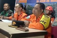 Kepala Kantor SAR Bandung Ade Dian Permana menyampaikan informasi hasil pencarian korban longsor Cisarua hingga hari kesembilan, Minggu (1/2/2026). Foto : Kabar Pajajaran