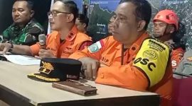 Kepala Kantor SAR Bandung Ade Dian Permana menyampaikan informasi hasil pencarian korban longsor Cisarua hingga hari kesembilan, Minggu (1/2/2026). Foto : Kabar Pajajaran