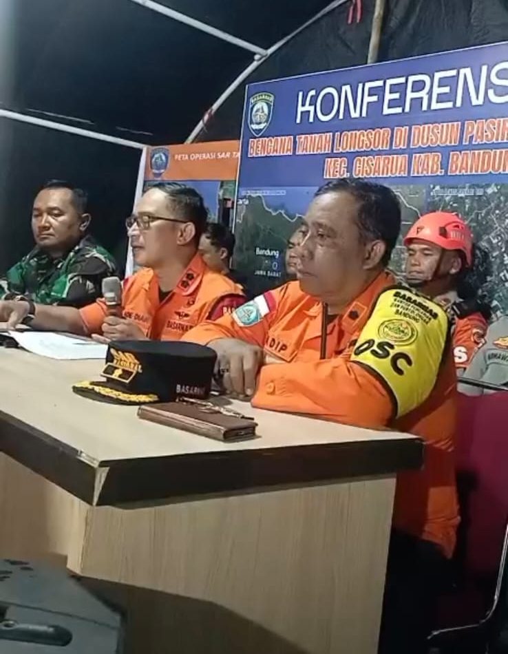 Kepala Kantor SAR Bandung Ade Dian Permana menyampaikan informasi hasil pencarian korban longsor Cisarua hingga hari kesembilan, Minggu (1/2/2026). Foto : Kabar Pajajaran