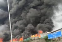 Kebakaran besar melanda pabrik di akses Jalan Cibolerang, Margasuka, Babakan Ciparay, dekat Exit Tol Kopo Bandung, Jumat (6/2/2026) pukul 15.00 WIB