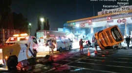 Petugas kepolisian dan tim medis saat berupaya mengevakuasi korban dari dalam badan bus yang terguling di depan Gerbang Tol Waru Utama, Sidoarjo, yang sempat menyebabkan kepadatan arus lalu lintas. Foto: Jasa Marga Surgem