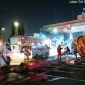 Petugas kepolisian dan tim medis saat berupaya mengevakuasi korban dari dalam badan bus yang terguling di depan Gerbang Tol Waru Utama, Sidoarjo, yang sempat menyebabkan kepadatan arus lalu lintas. Foto: Jasa Marga Surgem