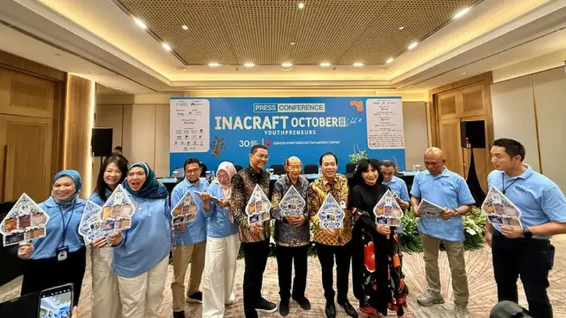 Suasana Inacraft Digital Excellence Award 2025. Penghargaan ini mencakup kategori branding, pemasaran, dan inovasi teknologi guna meningkatkan daya saing produk lokal Jawa Barat di pasar global. Pendaftaran untuk ajang bergengsi tahun 2026 akan ditutup pada 4 Februari 2026, dengan malam penganugerahan yang dijadwalkan berlangsung di Jakarta International Convention Center pada akhir pekan mendatang. Foto: liputan6.com