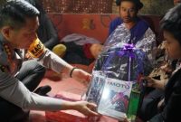 Kapolresta Bandung Kombes Pol Aldi Subartono, S.H., S.I.K., M.H., CPHR meninjau langsung rumah milik seorang buruh bernama Enjang di Desa Patrolsari, Kecamatan Arjasari, Kabupaten Bandung, Jumat (6/2/2026). Foto: polri.go.id
