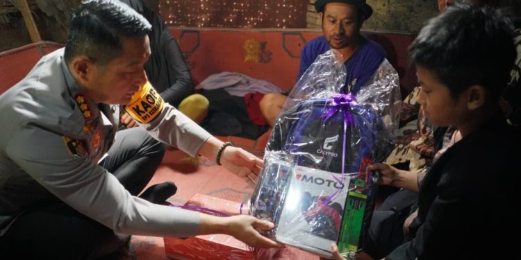 Kapolresta Bandung Kombes Pol Aldi Subartono, S.H., S.I.K., M.H., CPHR meninjau langsung rumah milik seorang buruh bernama Enjang di Desa Patrolsari, Kecamatan Arjasari, Kabupaten Bandung, Jumat (6/2/2026). Foto: polri.go.id